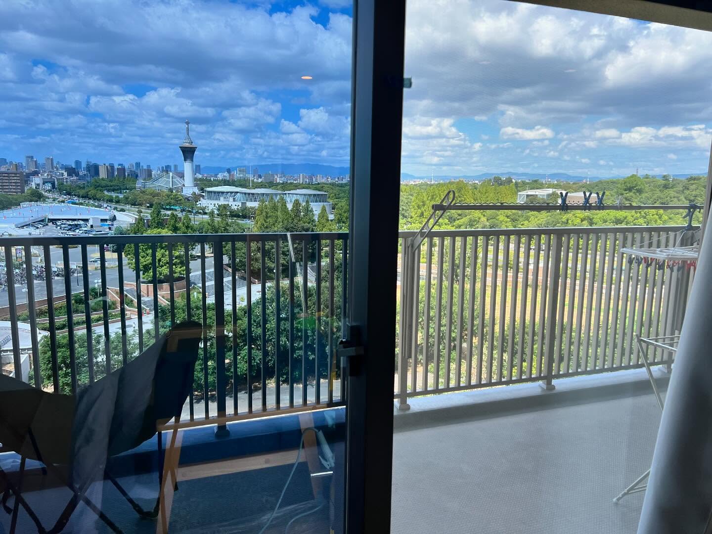 2024/08/10高層マンションは陽当たりも良いですが暑さも強烈ですので遮熱ミラーフィルムを施工