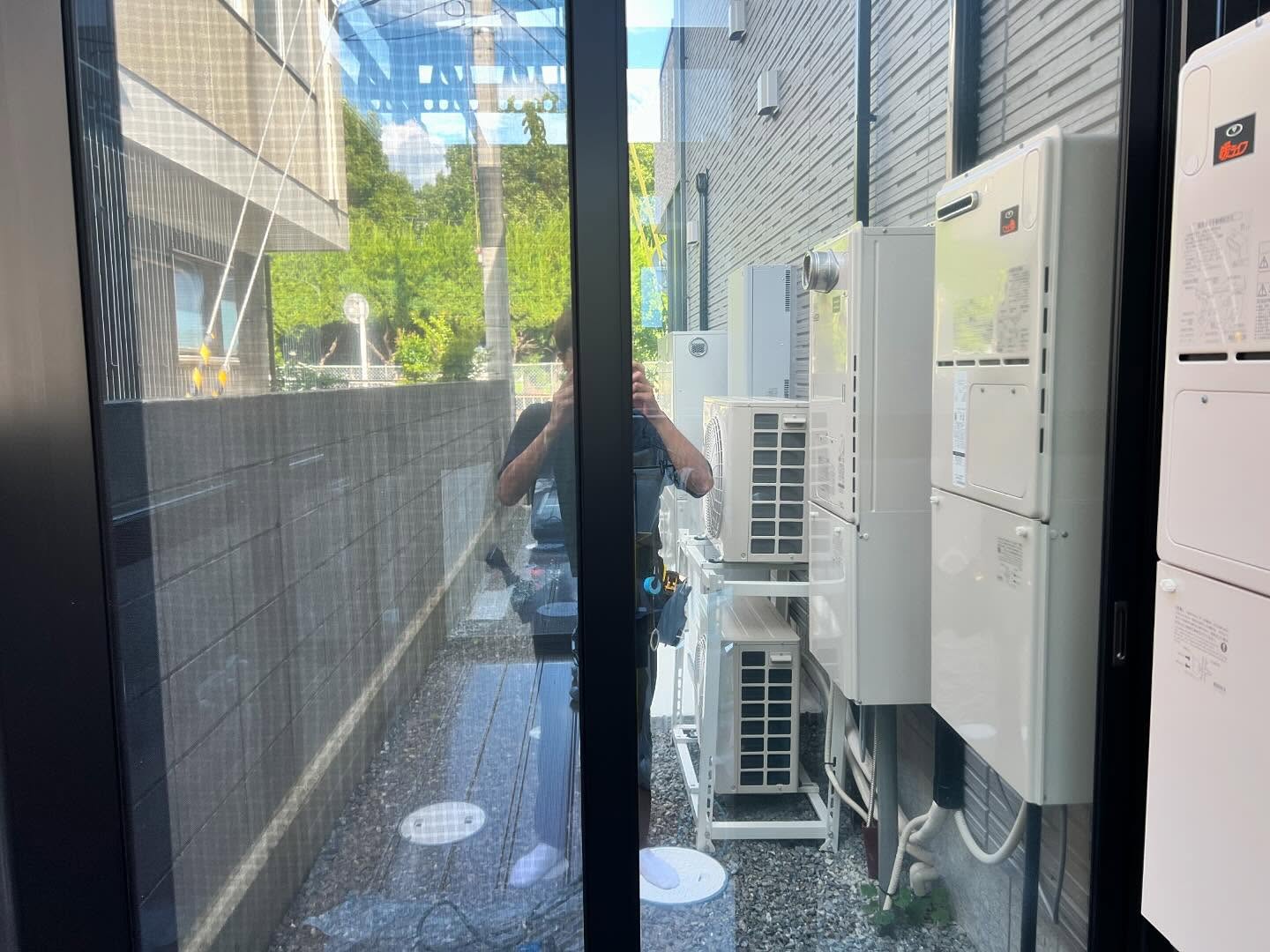 2024/6/17某会社のサンルームに目隠し遮熱フィルムでグラフィル社のRSP15を施工