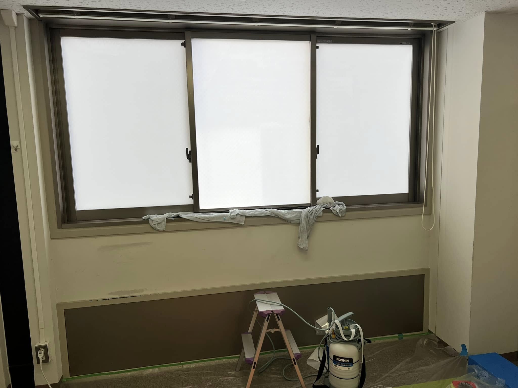 2024/3/24某大学の休憩室に目隠し遮熱フィルム施工しました。