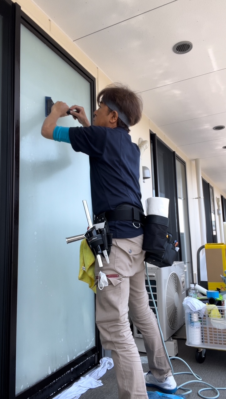 2024/5/30某老人ホームに反射光害対策フィルムを施工しました。